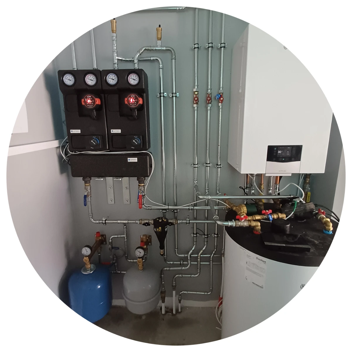 Instalacja grzewcza z kotłem gazowym, zbiornikiem buforowym, pompami i zaworami