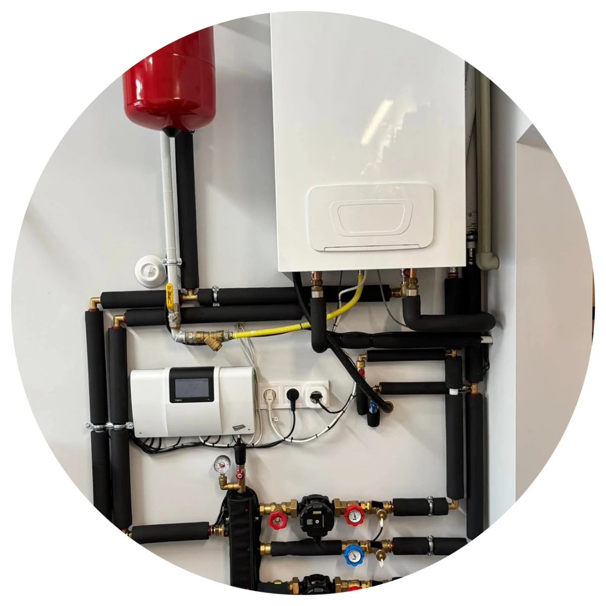 Instalacja kotła gazowego z pompą i rozdzielaczem rur na ścianie – Ogrzewanie podłogowe