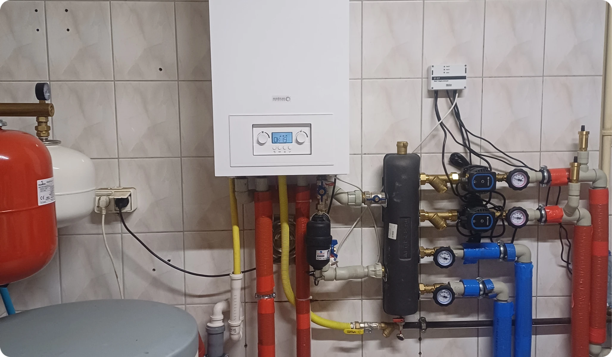 Instalacja grzewcza z kotłem gazowym i rozdzielaczem obiegów z pompami