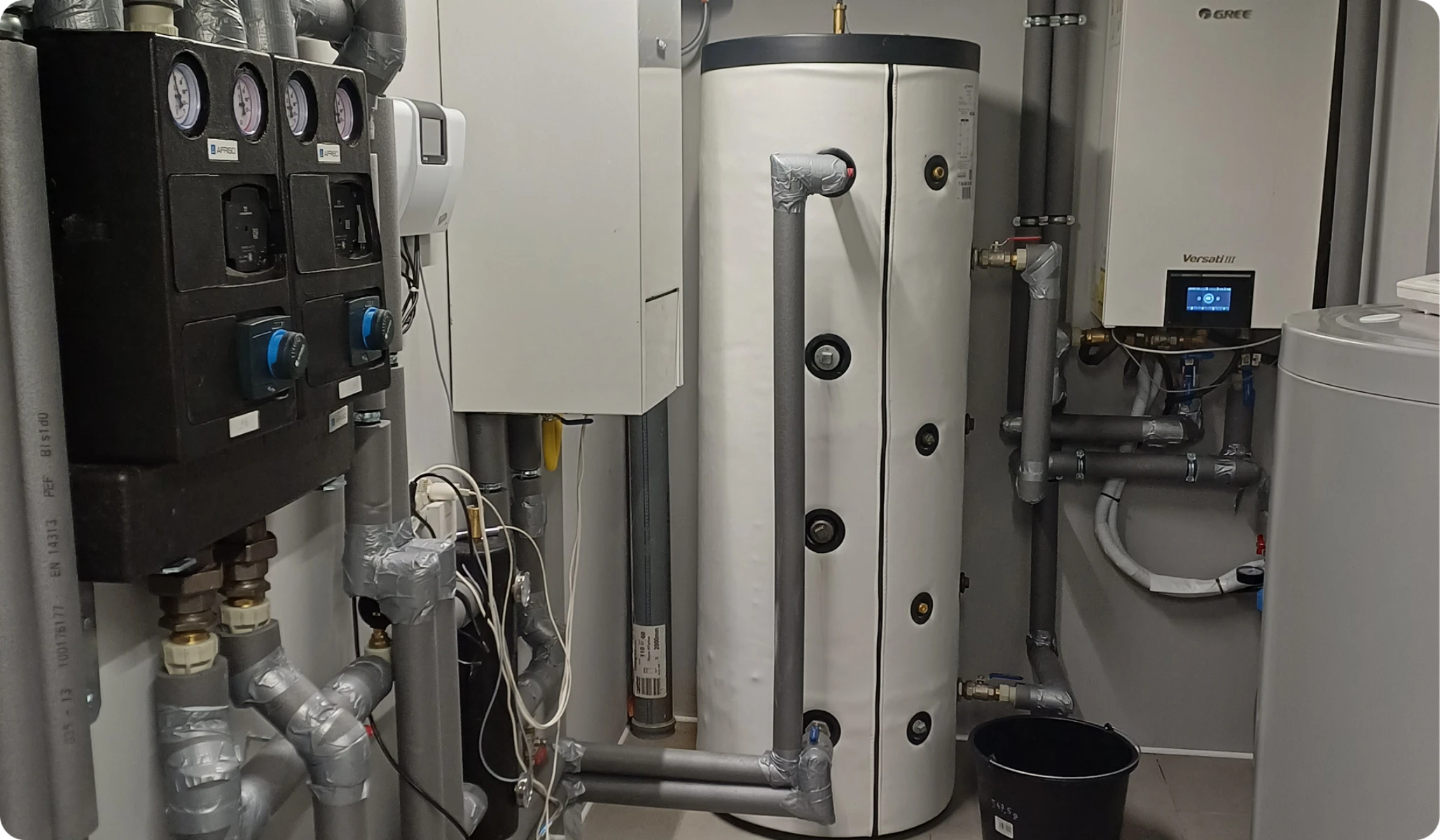 Instalacja pompy ciepła z buforowym zbiornikiem ciepła, pompami obiegowymi i rozdzielaczem hydraulicznym